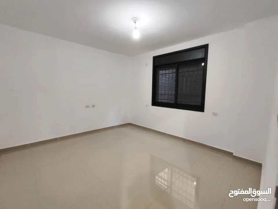 شقة مع حديييقة للايجار في عين مصباح