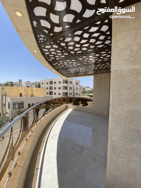 شقة طابق اخير مع روف 230 متر وتراس 100 متر على شارعين  طريق المطار خلف المدارس العالمية بسعر مميز
