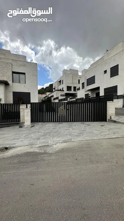 تملك فيلا مميزة من أربع طوابق ضمن كومباوند في أرقى مناطق دابوق بسعر مميز / ref 9475