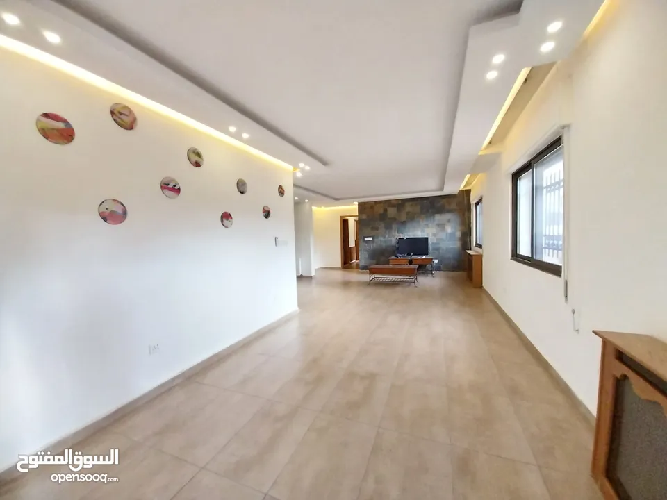 شقة غير مفروشة للإيجار 300م2 ( Property 19257 )-174965400