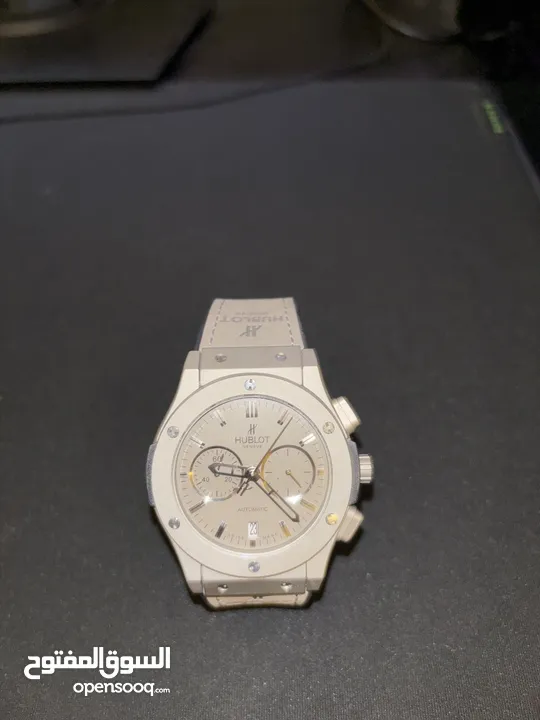 ساعة Hublot اللون رمادي شبة جديد