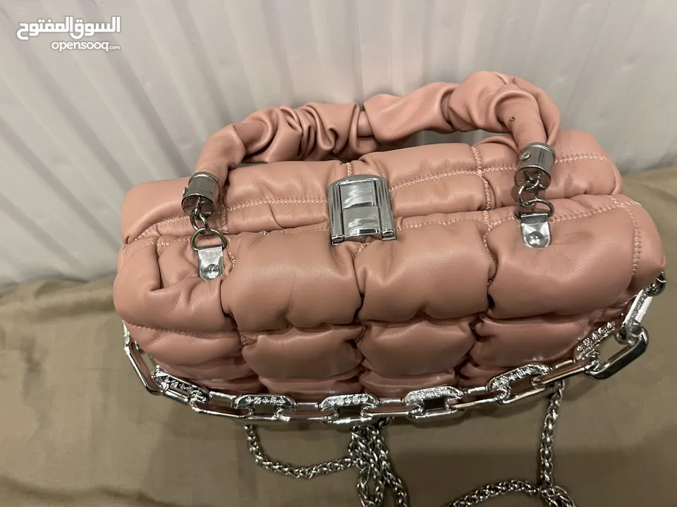 شنطة صغيرة زهرية أنيقة وأنيقة للبيع - مناسبة للمشاوير والطلعات  اليومية بحالة ممتازة ونظيفة جداً جيد