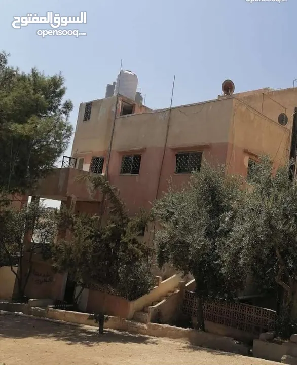 منزل مستقل 3 طوابق  للبيع مستغل  للاستثمار ومقسم 4 شقق