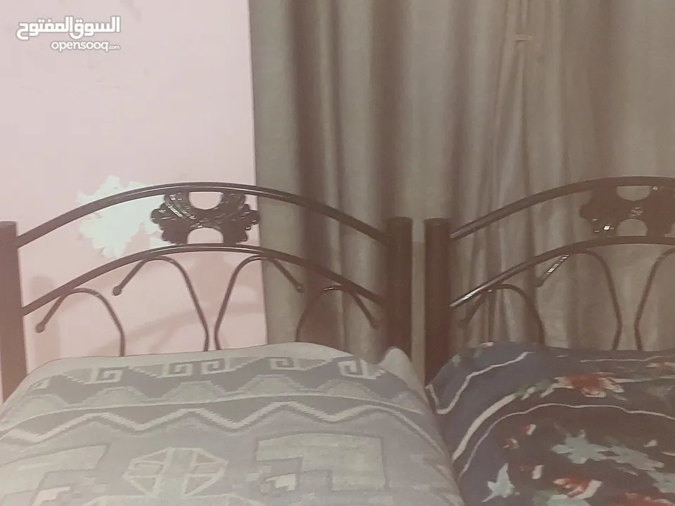 تخت مفرد عدد 3 بحاله الوكاله تم شرائهم خلال اسبوعين والبيع بداعي السفر