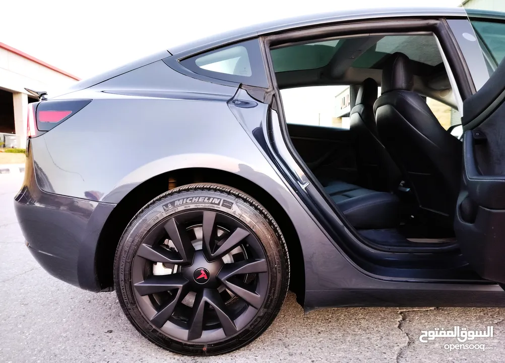 تيسلا 2023 MODEL 3 فحص كامل 4 جـيـد ممشى قليل 20 الف بحالة الوكالة لون فيراني مميز بسعر محرووق ولقطة