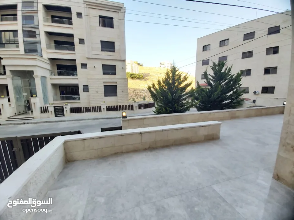 شقة جديدة للبيع اربع غرف نوم مع حديقة في دير غبار