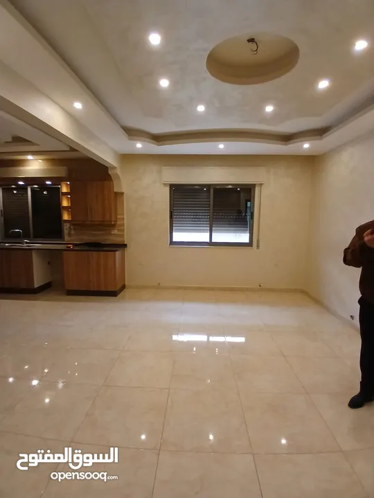 شقه فارغه للايجار سوبر ديلوكس في الجبيهه حي ام زويتينه طابق شبه ارضي وليست تسويه بحالة الجديده