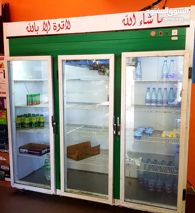 رفوف محل بحالة ممتازة وثلاجة مشروبات 3 ابواب وبعض مستلزمات اخرى