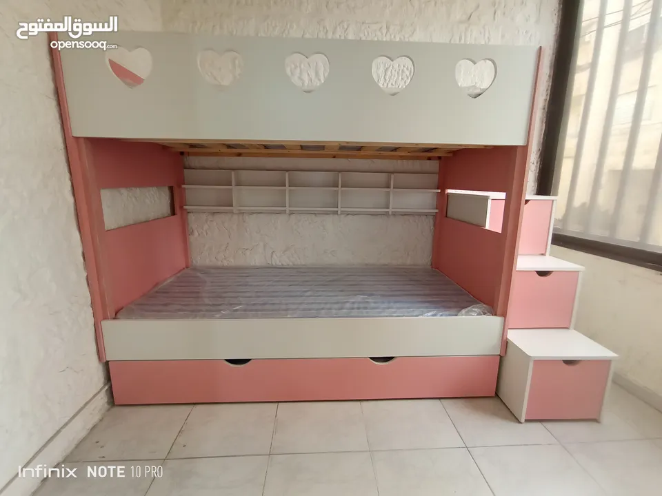 تخوت طابقين مع تخت اضافي من الأسفل مع درج وجوارير وارفف من وسط التخت سرير شبابي وأسرة سرير