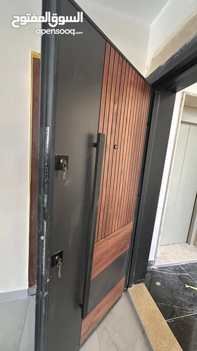 طابق شبه ارضي مطلة و مشمسة و مهوية بأرقى مناطق حي الياسمين المطله على كوريدور عبدون بسعر ناري جدآ