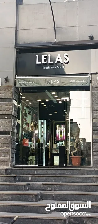 محل عطور جاهز للبيع المستعج بسعر مميز على الشارع الرئيسي ضمن افينيو مول وديكور جديد جدا لعدم التفرغ