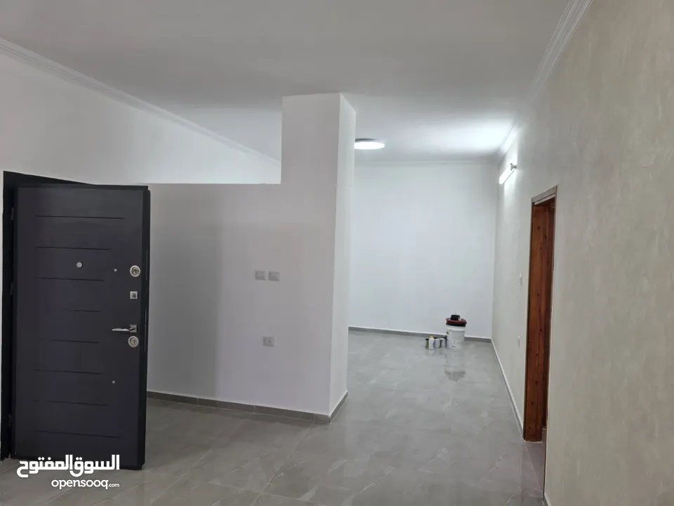 شقه للايجار السنوي جديده لم تسكن بعد والعماره جديده متوفر مصعد وكراج سياره