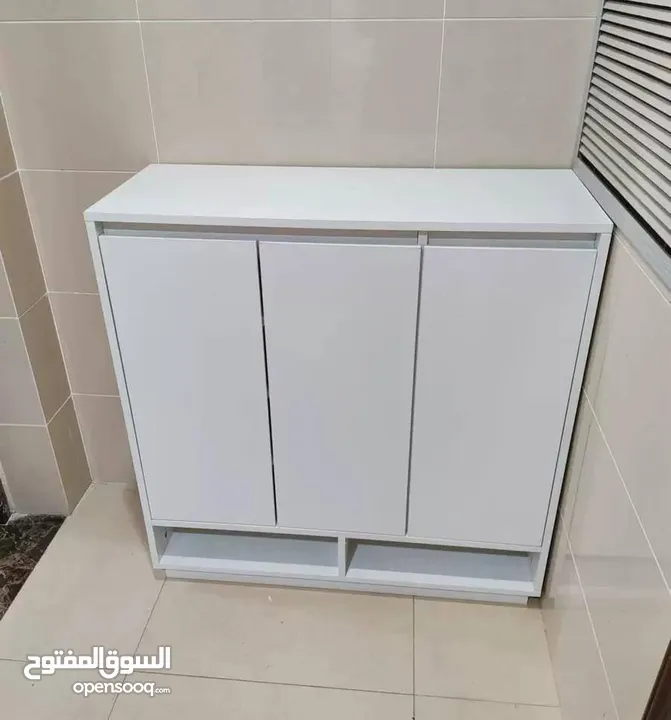 خزانة أحذية خشبية إيطالية رفوف تصميم ذكي مع أجنحة فتح مريحة ولون أبيض أنيق