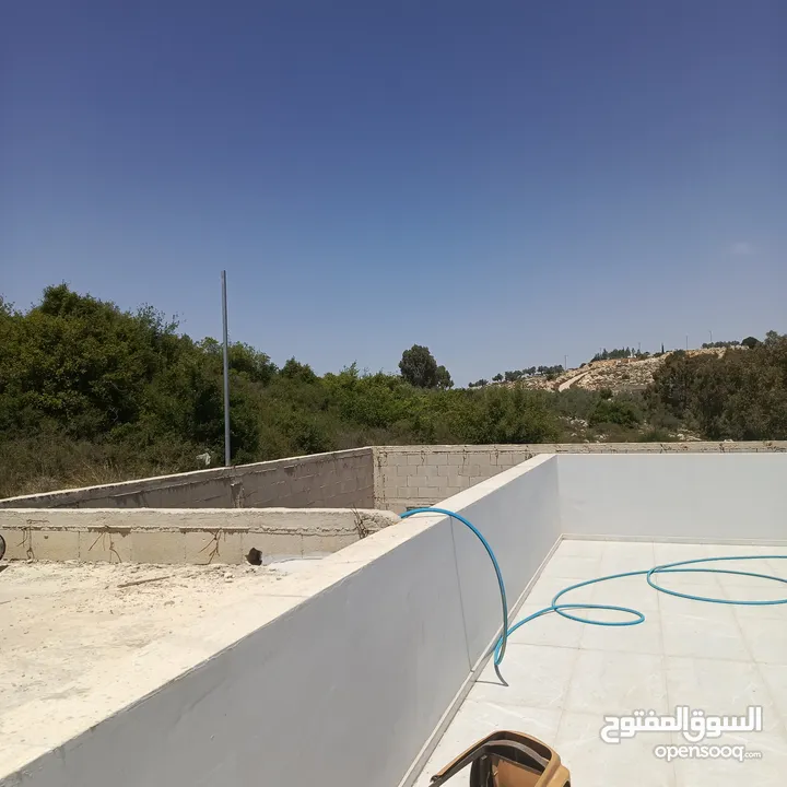 للبيع في عابود شاليه مساحة واسعة