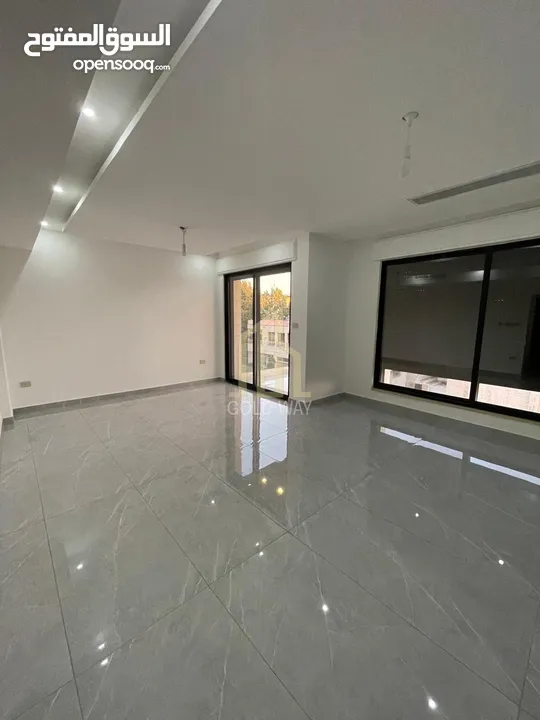 في موقع مميز في أم أذينة تملك شقة طابق أخير مع روف 215م بتشطيبات راقية / ref 9509
