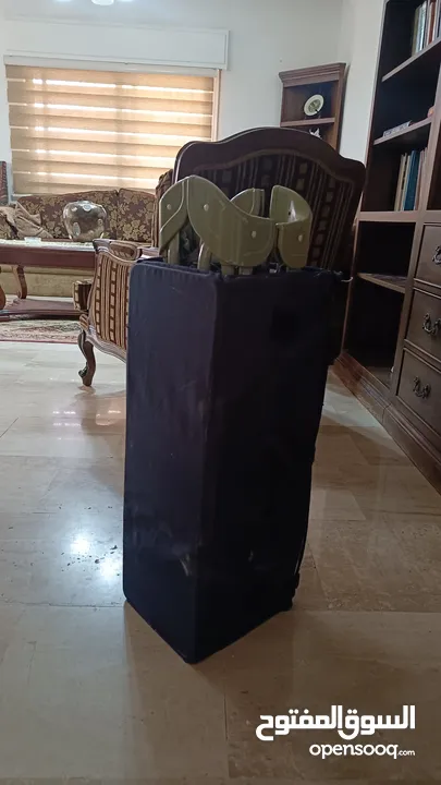 سرير اطفال خشب وكراجة وكار سيت للبيع