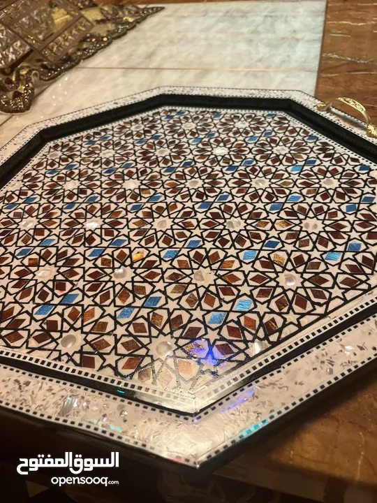 صينية مزغرفة من الطراز الرفيع حجم كبير بتوسع اكتر من 17فنجان الوانها روعةة