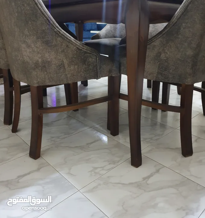 طاولة سفره .. ستت كراسي تنجيد ... الموقع بجديده البلد..