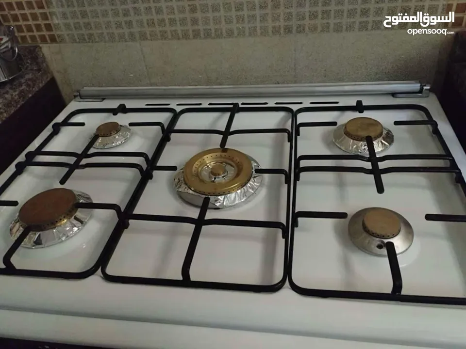 غاز و فرن بحالة جيدة جدا للبيع بسعر مناسب .
