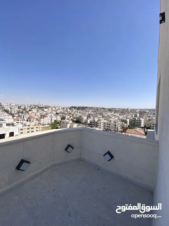 شقة مميزة اخير مع روف في اجمل مناطق قرية النخيل اجمل تشطيب واطلالة رائعة 240 داخلي و 90 تراس خارجي