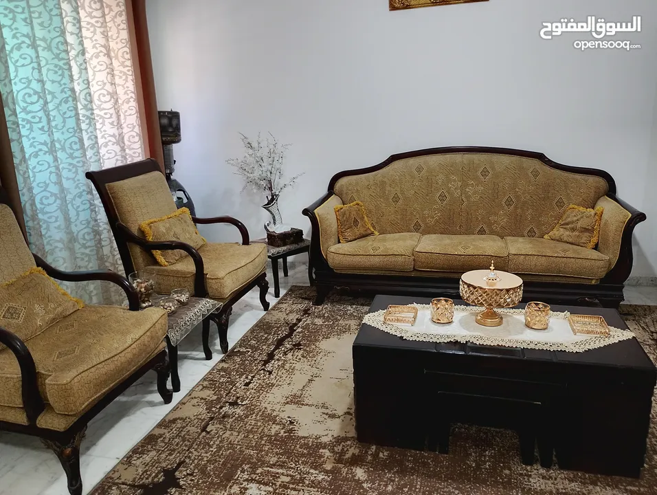 طقم كنب 7مقاعد للبيع وطقم طربيزات مكون من 5طربيزات