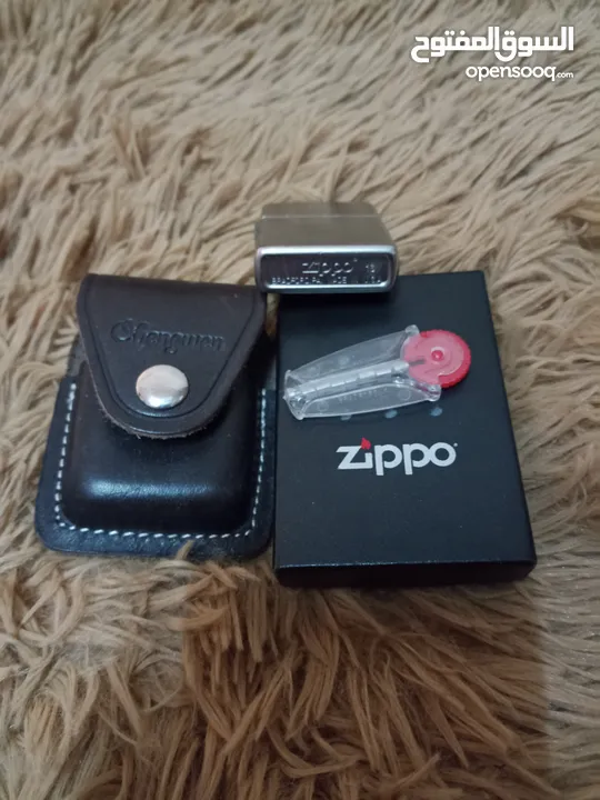 قداحة وولاعة Zippo lighter USA الامريكية الاصلية مستعملة بحالة ممتازة شبه جديدة  مع حافظة جلد اصلي .