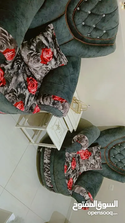 طقم كنب بحاله ممتازه مع طاوله