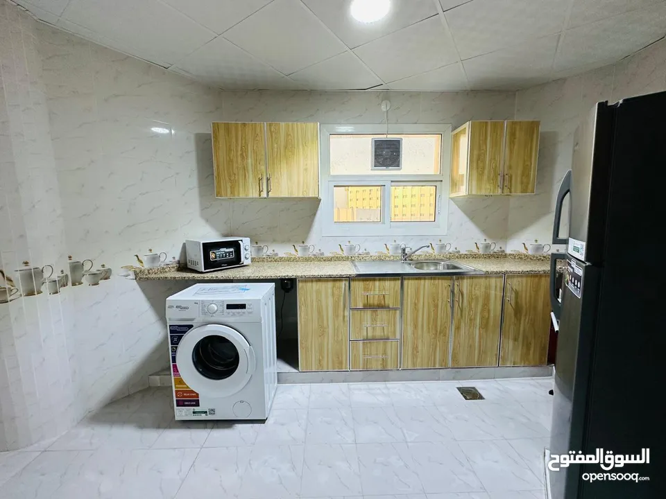 غرفتين وصاله للايجار الشهري في الكورنيش مفروشه فرش نظيف ومرتب