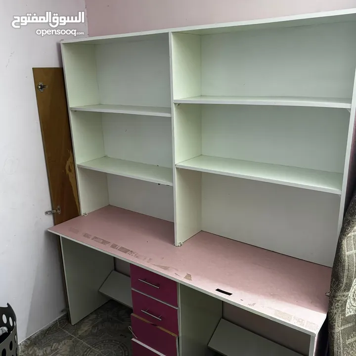 للبيع: طاولات مكتب  عدد: 2 طاولات  المواصفات:  خشب قوي وجودة ممتازة  تصميم مرتب وبنفع للمكتب أو البي