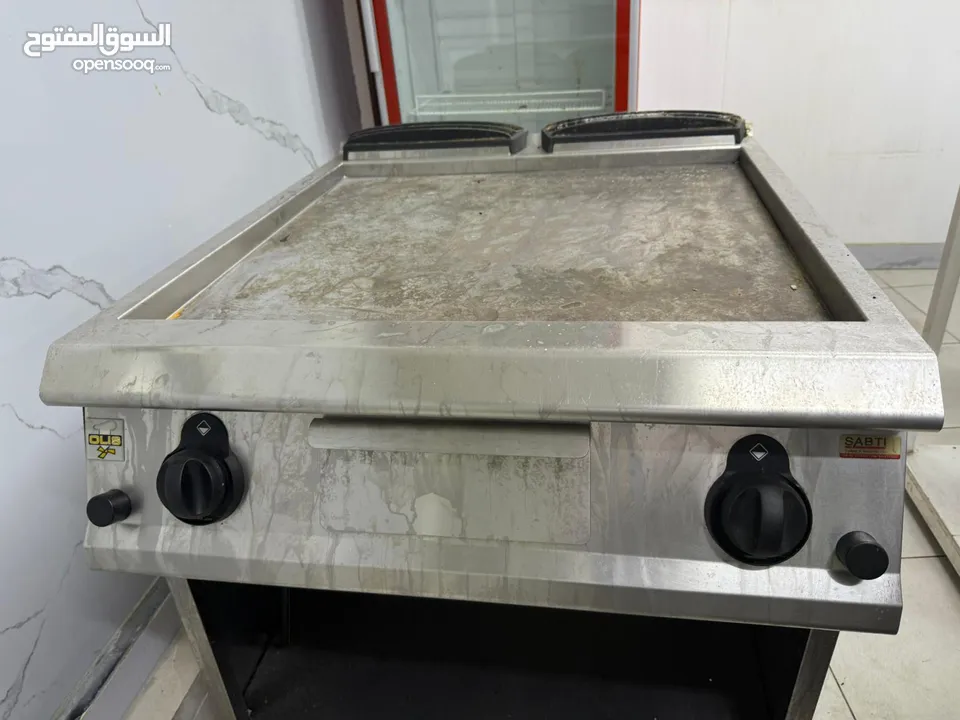 عدة مطعم بحالة ممتازة للبيع