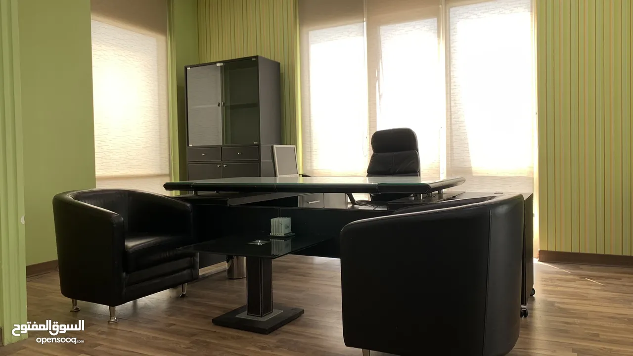 أثاث مكتب للبيع وطاولة اجتماعات وكتب جلد office desk meeting table
