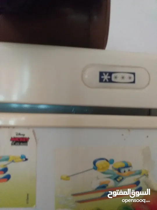 اريد شراء باب ثلاجة mon blanc مستعمل او جديد كما مبين بالصور