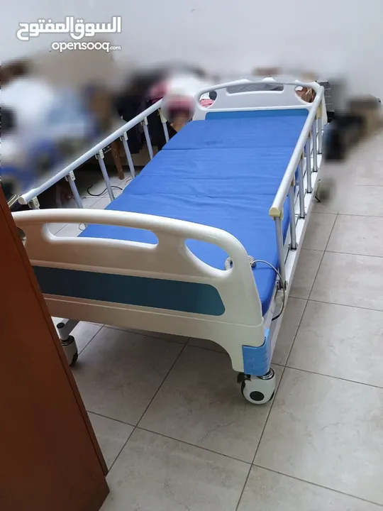 سرير طبي بحالة جيدة للبيع