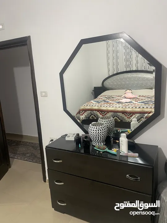 غرفة نوم مستعملة بحالة ممتازة جدا