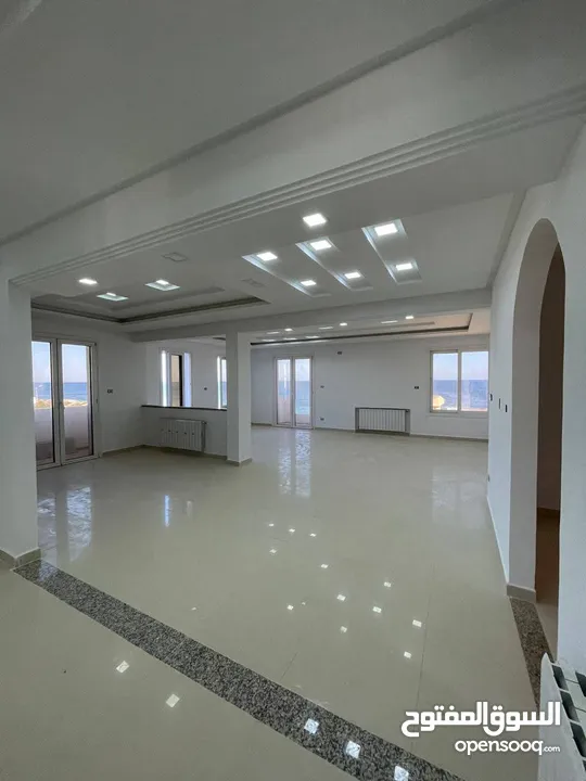 عمارة خمس طوابق بأطلاله على شاطئ البحر بثلاث جهات
