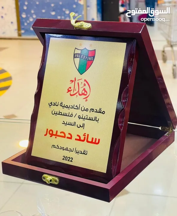 أعلام ميداليات وكؤوس بلايز يونيفورم ودروع تكريم