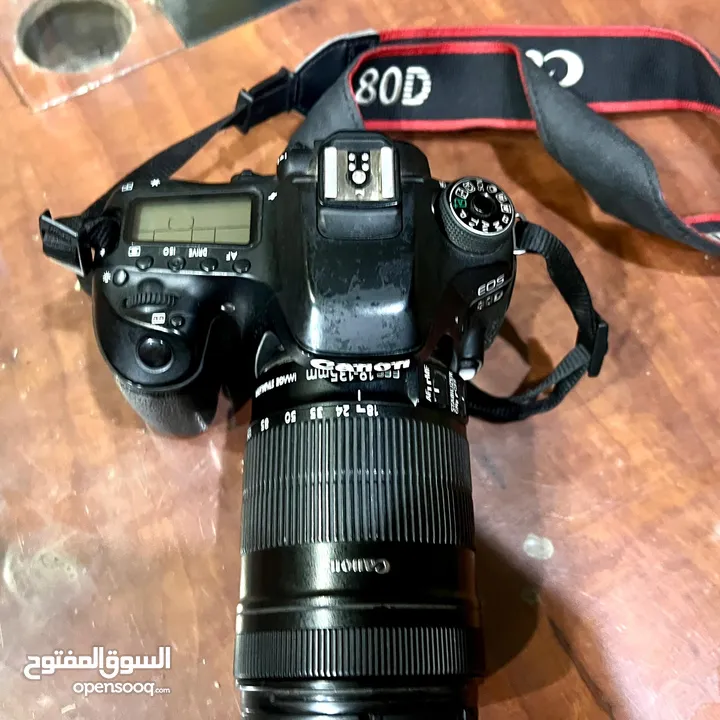 كاميرا كانون 80D مع عدسة بسعر مغري. اقرا الوصف