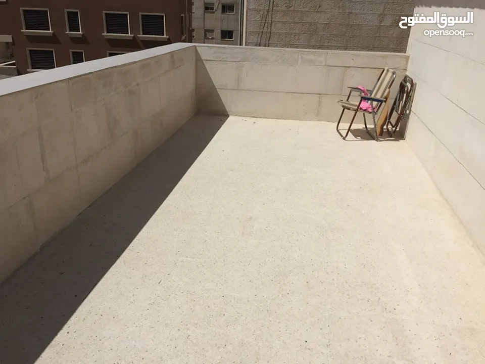 شقة مميزة للبيع في أم السماق الجنوبي  - خلف البرجر كنج طابق ثالث 150م مع روف 90م بسعر مغري