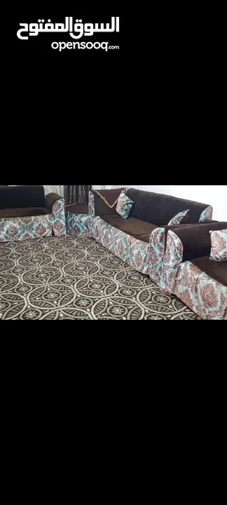 طقمين كنب  مع طاولة كبيرة للبيع