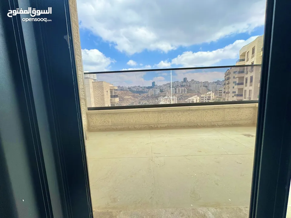حديقة على مستوى الشارع  ومدخل خاص