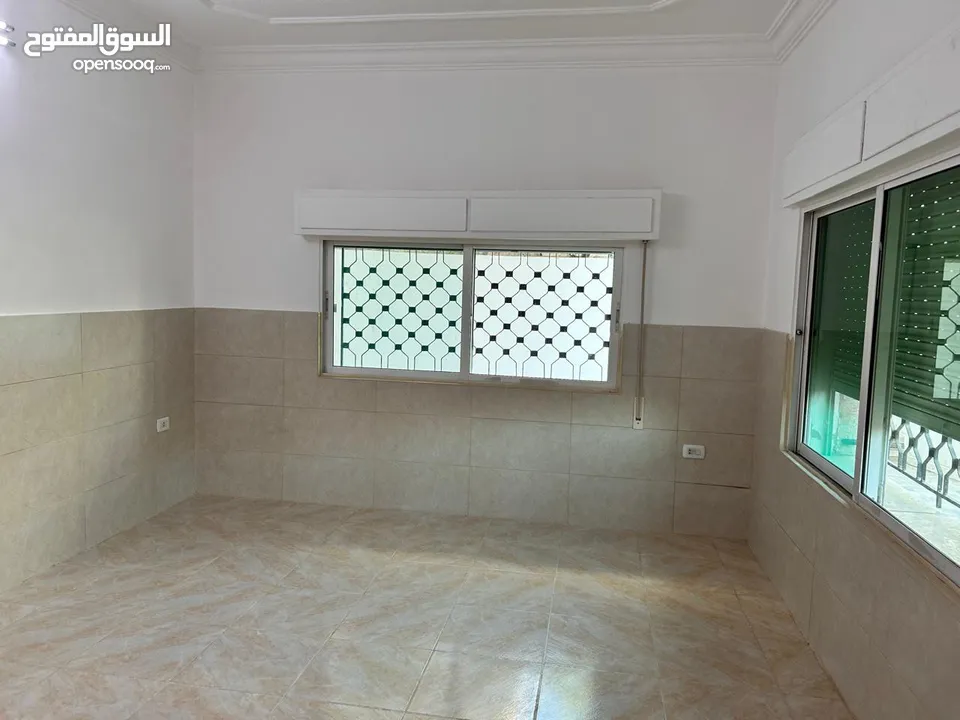 شقة طابق أرضي مع ترس