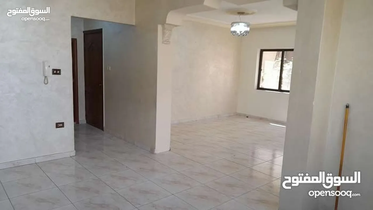شقة  طابقية مميزة طابق اول للبيع في الذراع الغربي من المالك مباشرة