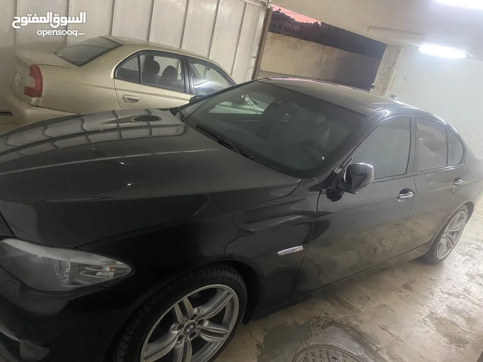 بي ام دبليو 528 بلاك ادشن مميزة 300 cc غير مجمركة  لاعفاء ضباط الجيش والاجهزة الامنيه  شبه وكاله