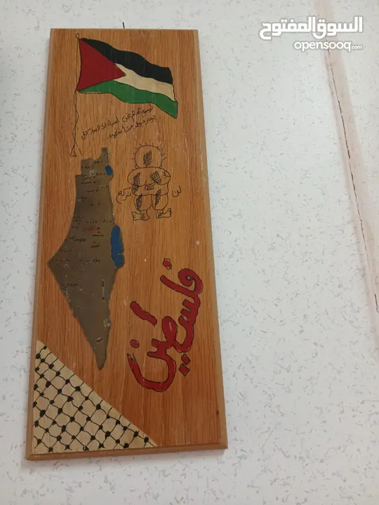 طاولات او مكتبة او خزانة المنيوم وخشب كرسي او براويز او حاملة تلفزيون