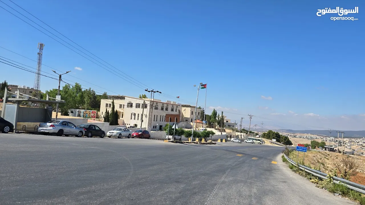 1 دونم على طريق اربد جرش القديم مباشره بعد مبنى المحافظه على اليسار
