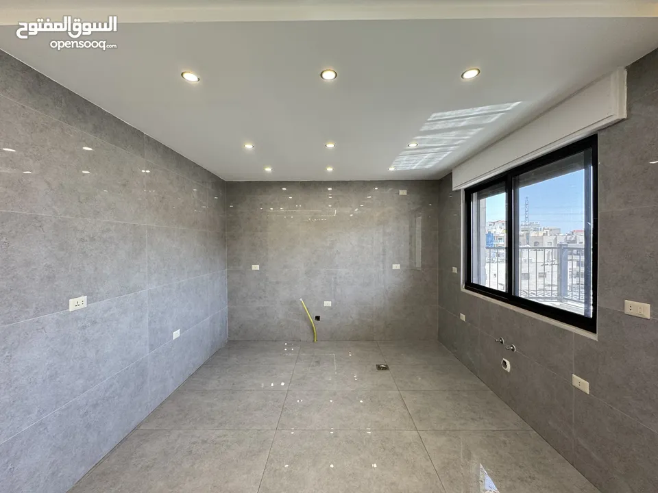 شقة فخمة طابق اخير + مع روف
