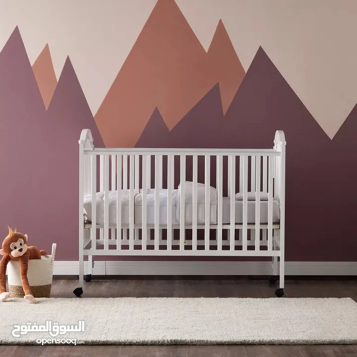 سرير أطفال خشبي من سنتربوينت قابل للتعديل إلى ثلاثة ارتفاعات لون أبيض و مرتبة مقاس (133 × 70 سم)