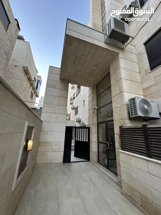 ستوديوهات جديدة 150 دينار اسبوعيا او 450 دينار شهريا في عمارة عائلات راقية