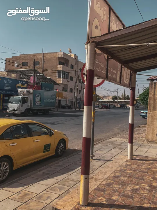 محل قهوة متكامل للإيجار بموقع مميز – مجهز بالكامل مع رخصة وسجل تجاري