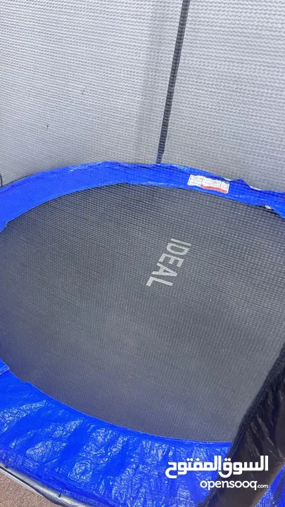 Round 8 ft trampoline with enclosure